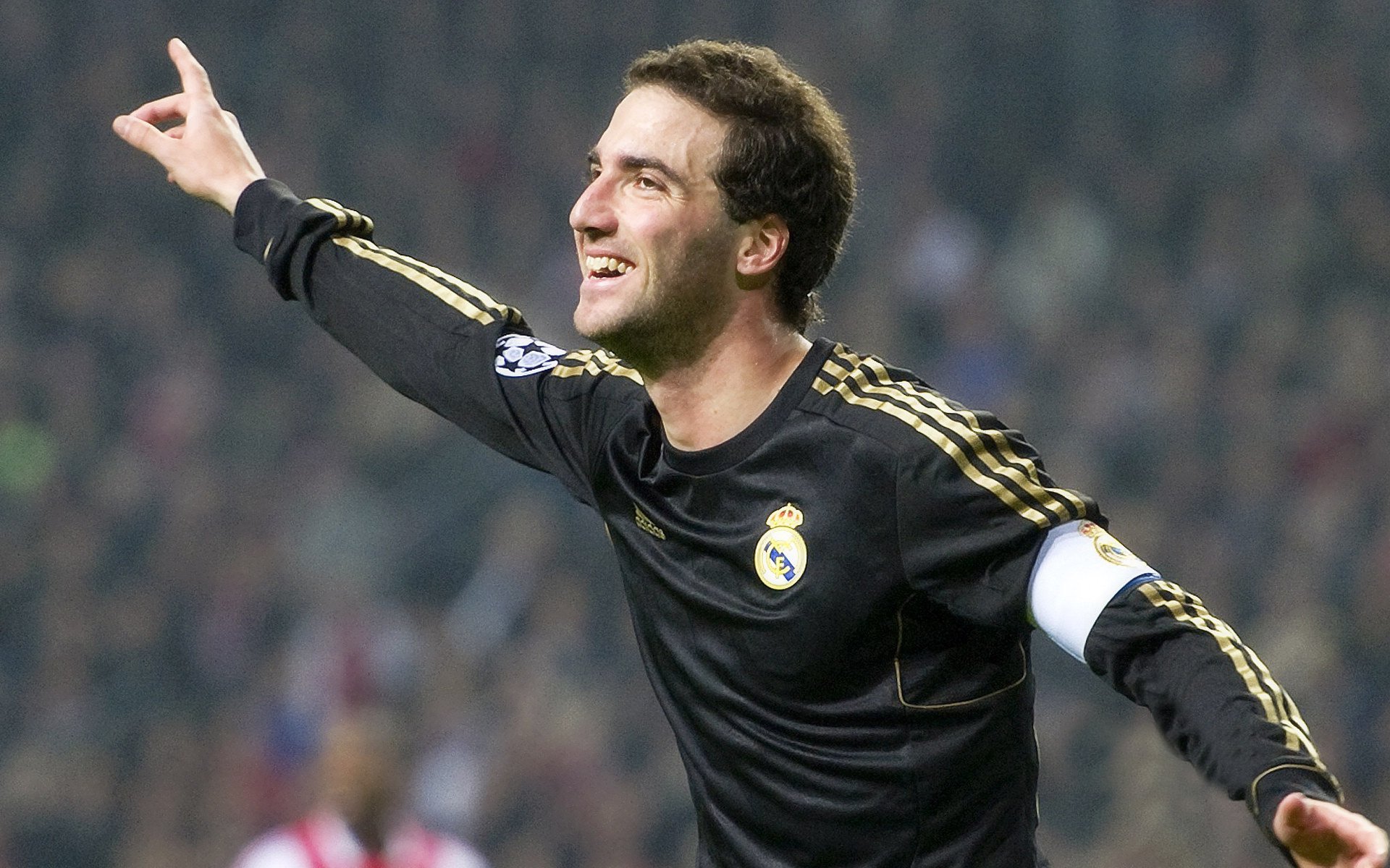 博洛尼亚锋线拉扯带动全队节奏变化，博洛尼亚足球